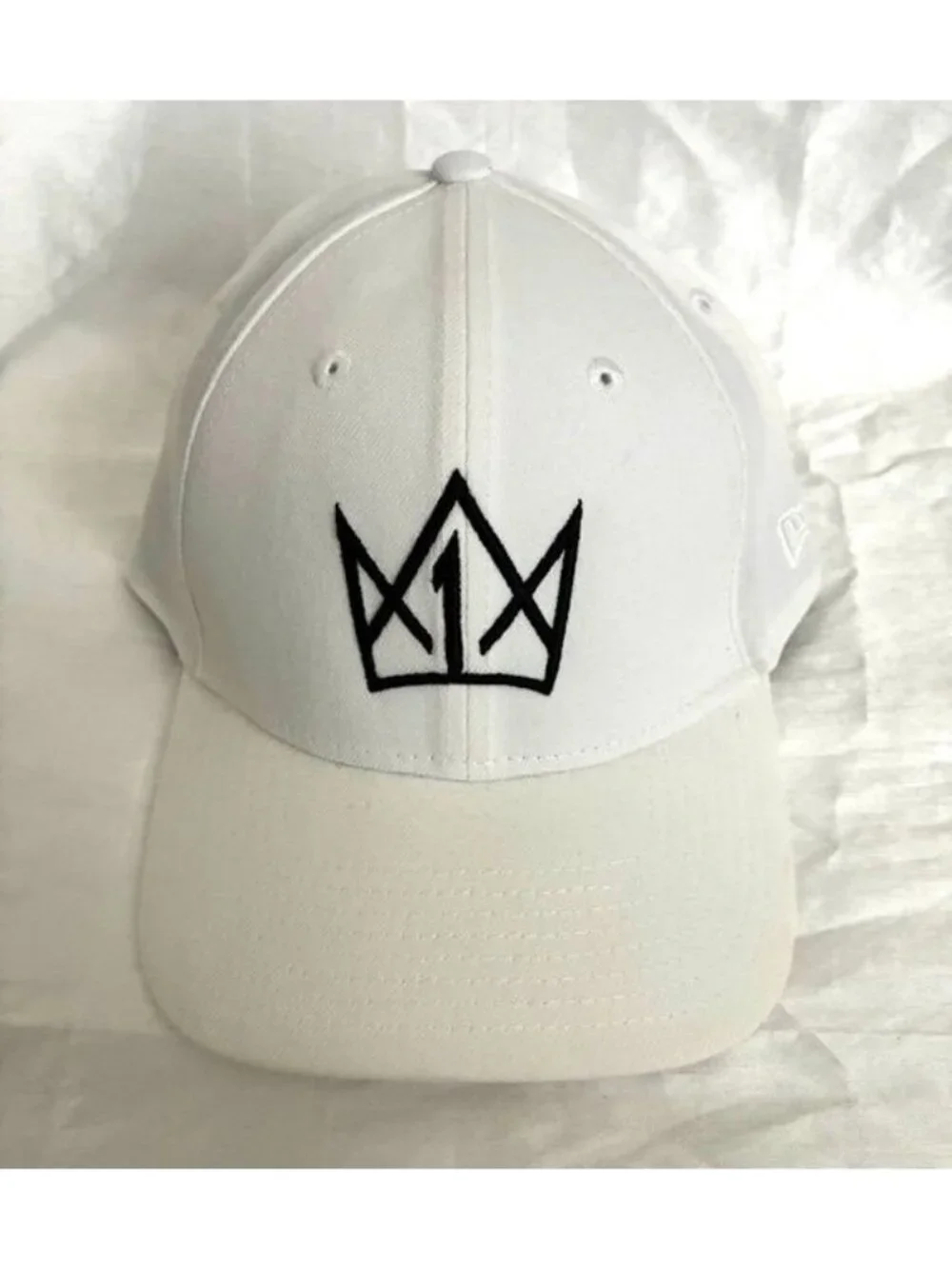New Era 39Thirty White Stretch-Fit Cap With Black Crown Logo Embroidery